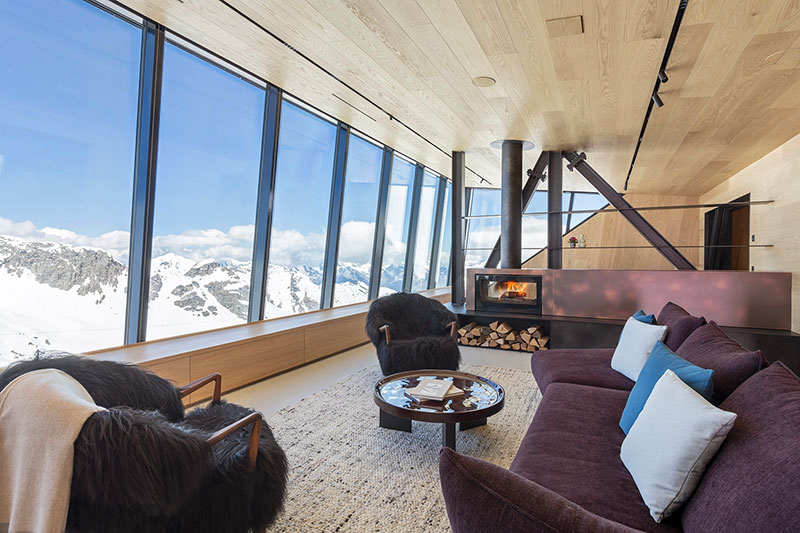 Le salon avec vue sur les alpes